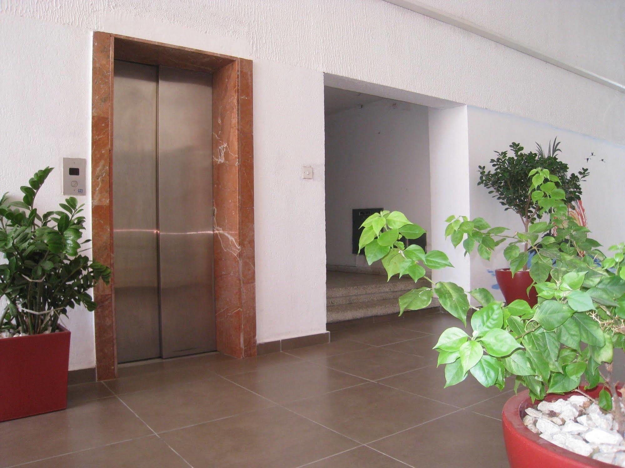 Palm Sea Beach Hotel Apartments Larnaca Bagian luar foto