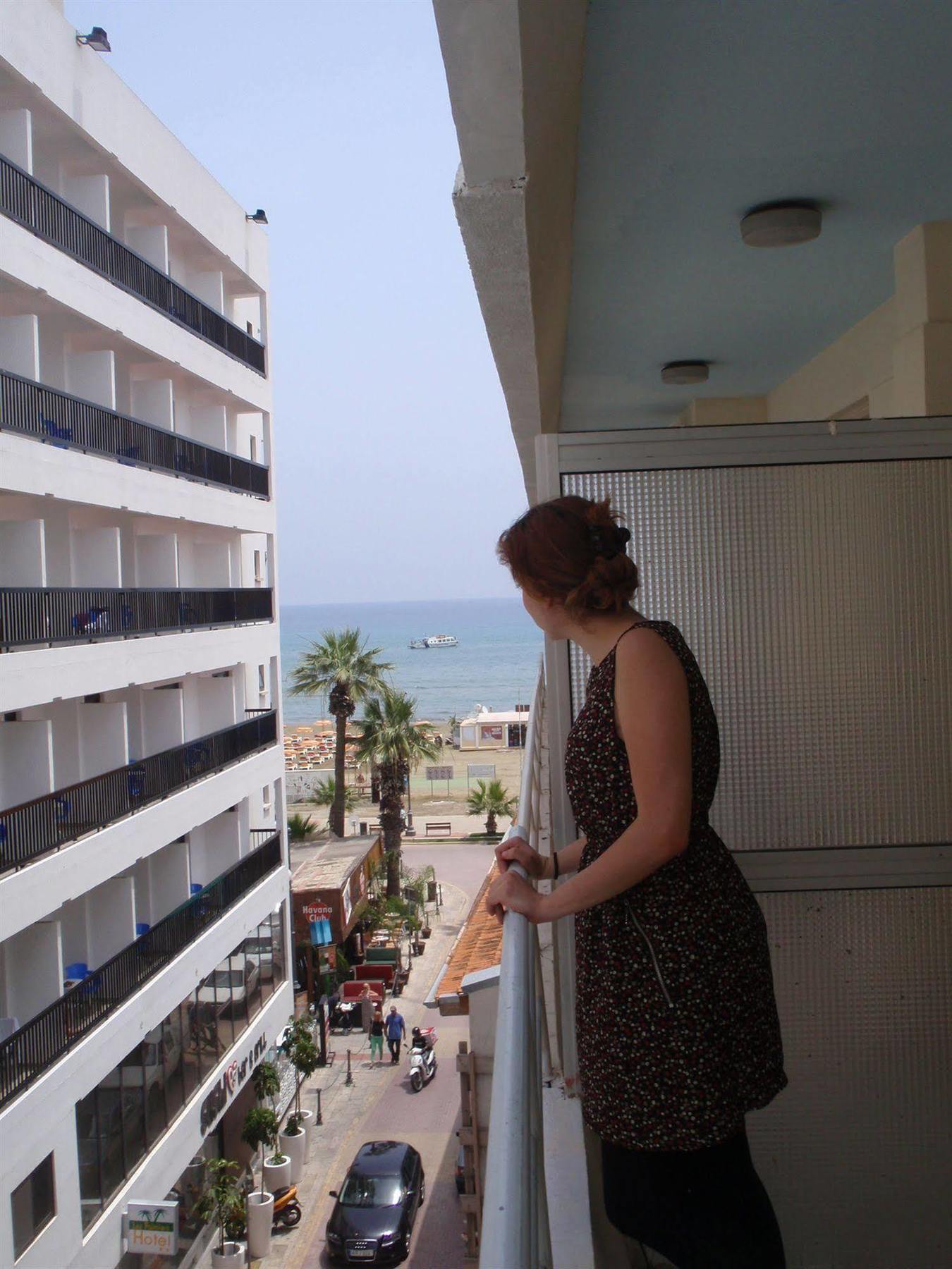 Palm Sea Beach Hotel Apartments Larnaca Bagian luar foto