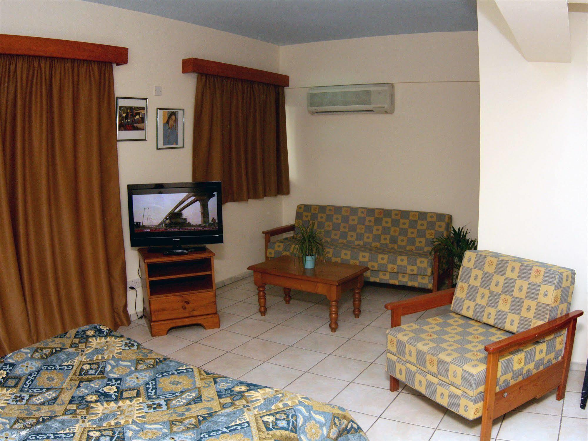 Palm Sea Beach Hotel Apartments Larnaca Bagian luar foto