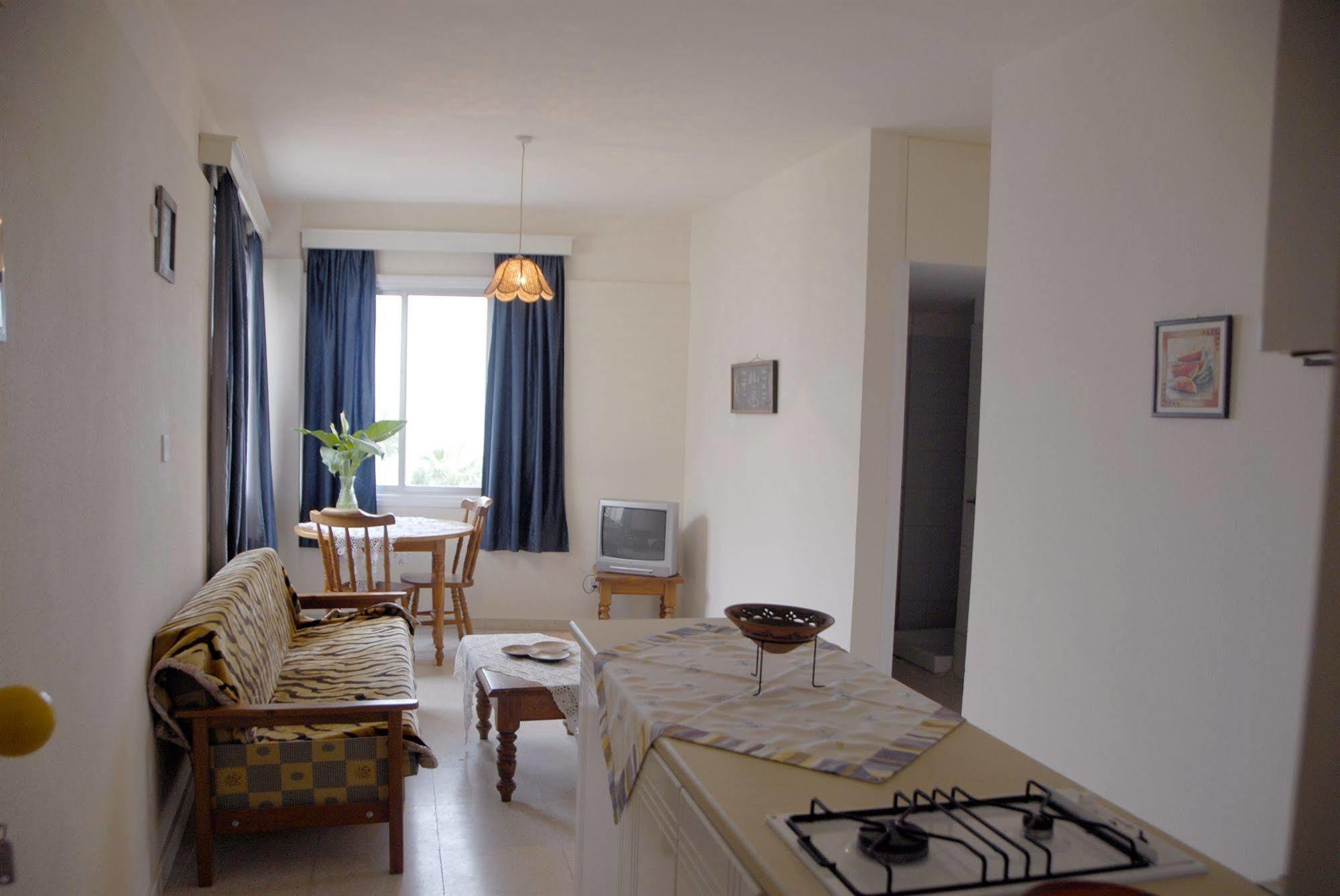 Palm Sea Beach Hotel Apartments Larnaca Bagian luar foto