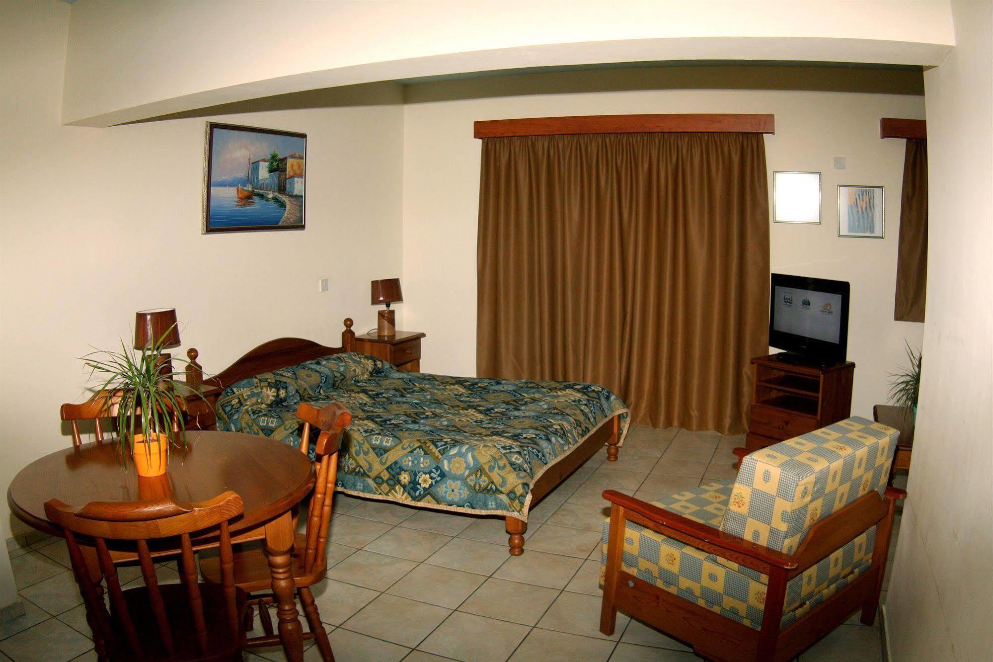 Palm Sea Beach Hotel Apartments Larnaca Bagian luar foto
