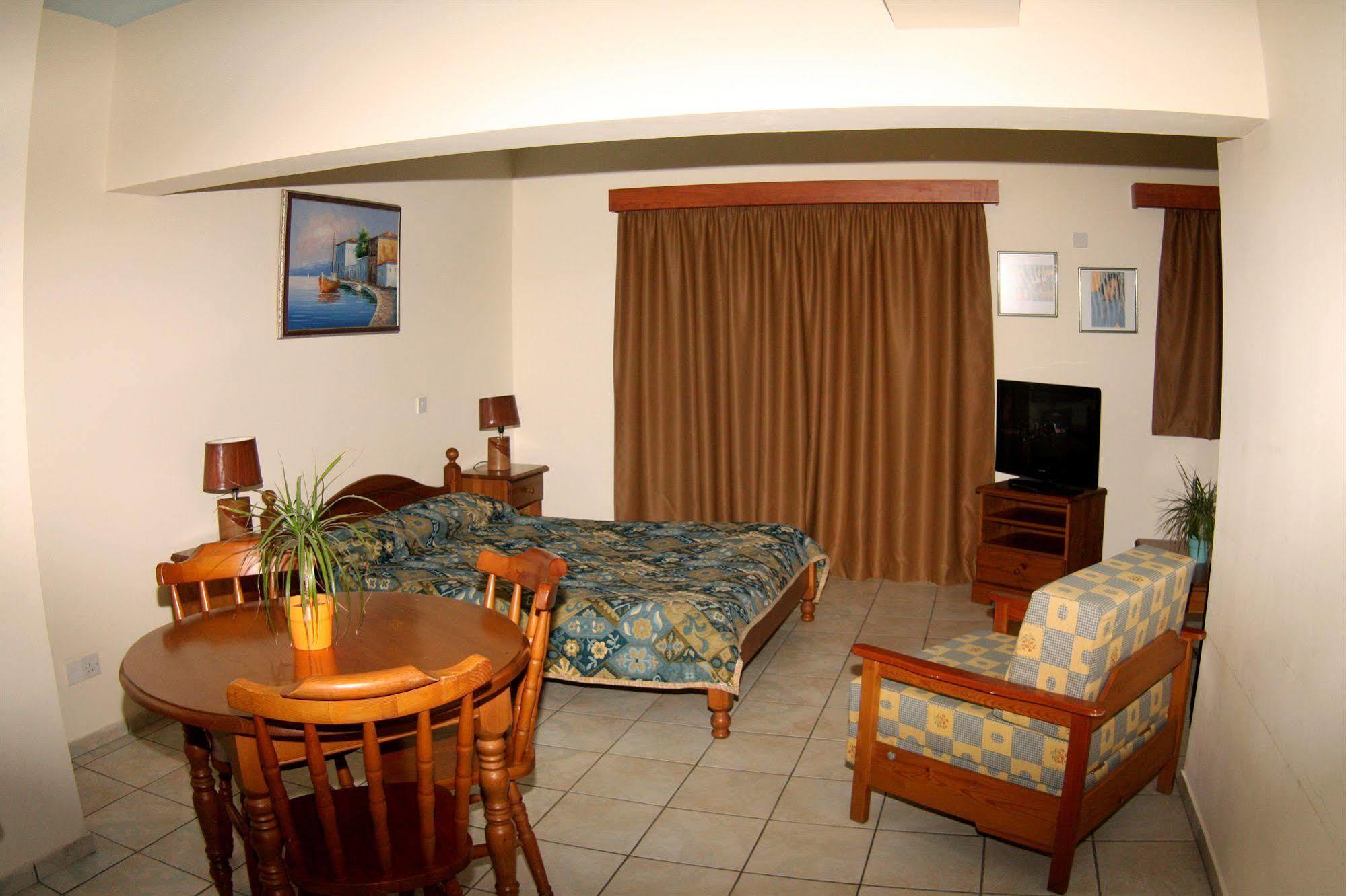 Palm Sea Beach Hotel Apartments Larnaca Bagian luar foto