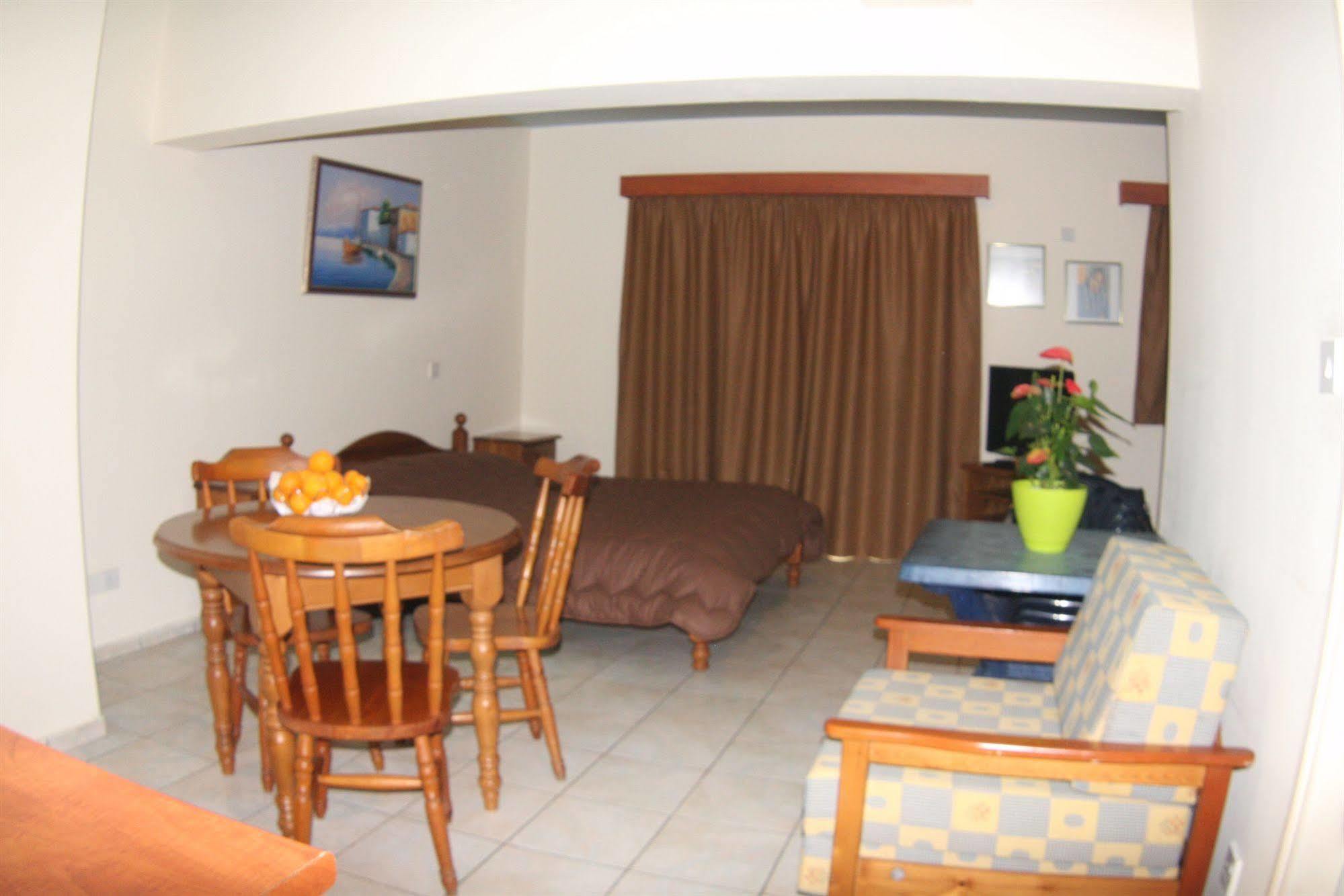 Palm Sea Beach Hotel Apartments Larnaca Bagian luar foto